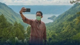 Menteri Pariwisata, Sandiaga Uno selfie di Toba (dok: kemenparekraf.go.id)