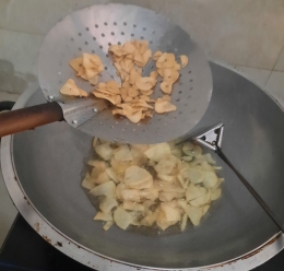 Foto saat menggoreng bawang putih dan kentang. Dokpri Yuliyanti