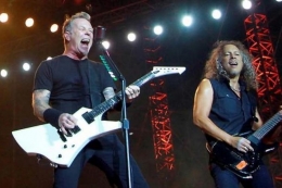 Vokalis sekaligus gitaris Metallica, James Hetfield (kiri), bersama sang gitaris, Kirk Hammett, mengentak Jakarta dalam konser band metal dari AS itu di Stadion Utama Gelora Bung Karno, Senayan, Jakarta Pusat, Minggu (25/8/2013) malam.(WARTA KOTA/ALEX SUBAN dipublikasikan kompas.com)