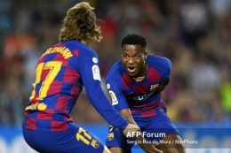 Pemain muda Barcelona, Ansu Fati merayakan golnya bersama Antoine Griezmann. (Foto: SERGIO ROS DE MORA / NURPHOTO via kompas.com)