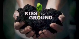 Foto: Screenshoot Kiss The Ground Thriller on Youtube