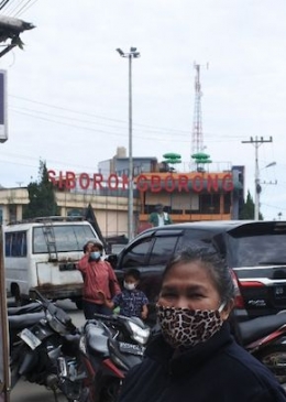 Penulis (berjaket hitam) di kepadatan lalu lintas kota Siborongborong (Dokumentasi Pribadi)