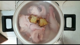Rebus ayam dalam panci, beri jahe geprek dan garam. | Foto: Wahyu Sapta.