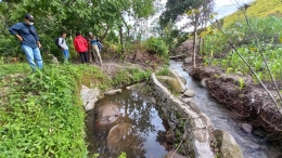 Arca Watutokalaea yang tenggelam di tepi sungai kecil dan area kebun penduduk, di Desa Lengkeka. (@Hanom Bashari)