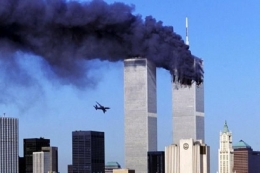 Gambar pesawat Boeing 767 United Ailrines penerbangan 175 sesaat sebelum menabrak menara selatan gedung World Trade Center di New York, Minggu (11/9/2001). Sumber: Eyesonreport via Kompas.com