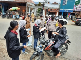 Operasi Yustisi oleh perangkat desa dan Bhabinkamtibmas Desa Kaumrejo dibantu mahasiswa PMM Kel.20 Gel.14/dokpri