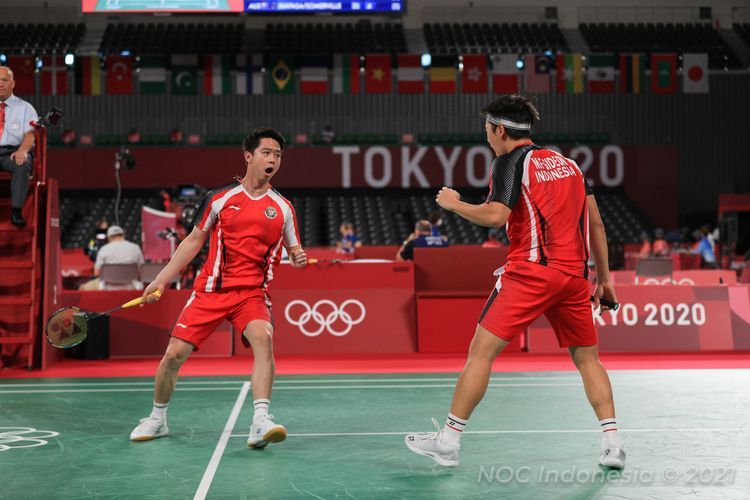 Ganda Putra Indonesia Marcus/Kevin saat bertanding di Olimpiade Tokyo 2020. (DOK. NOC Indonesia/NAIF AL'AS/via kompas.com)