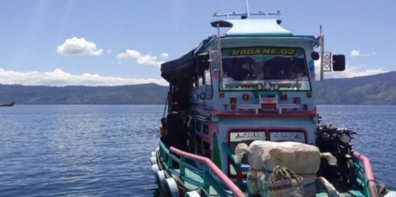Feri dari Danau Toba ke Samosir. Sumber TravelKompas.com