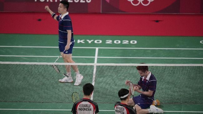Aaron Chia/Soh Wooi Yik saat mengalahkan Kevin/Marcus di perempat final Olimpiade Tokyo 2020: AP/Dita Alangkara