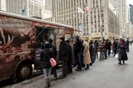 New Yorker antri membeli makanan di food truck. Foto: gotravelly.com