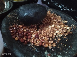 Membuat sambal kacang (Dok. Pribadi)