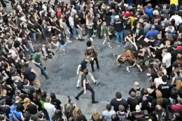 Mosh pit di lokasi konser untuk aktivitas moshing yang dilakukan para mosher. Foto: allabouttherock.co.uk