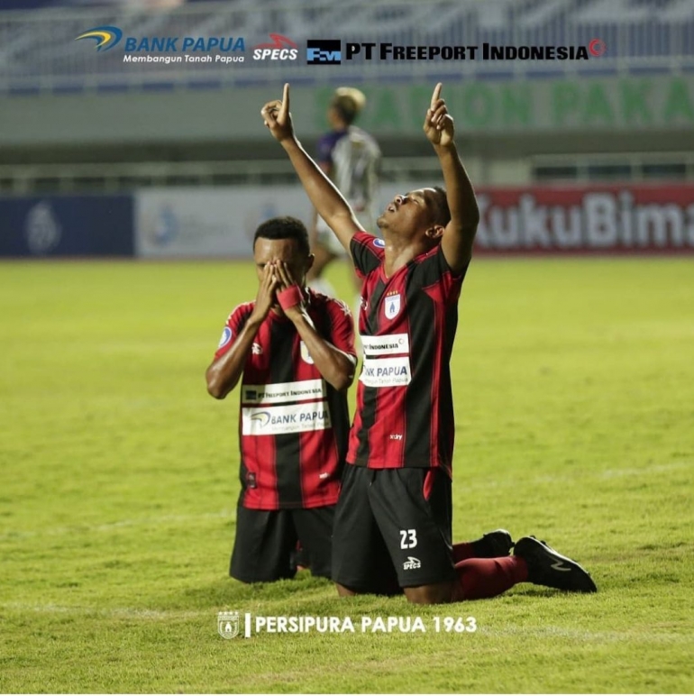Foto: Ramai Rumakiek dan Todd Rivaldo Ferre Melakukan Selebrasi gol/Sumber: Akun Instagram @persipurapapua1963