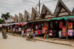 Desa Tomok, inang-inangpenjual souvenir. sumber: beritagar