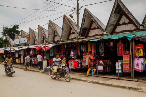 Desa Tomok, inang-inangpenjual souvenir. sumber: beritagar