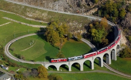 Bernina Express melalui Brusio Spiral Viaduct yang sangat terkenal. Sumber: Kabelleger / David Gubler
