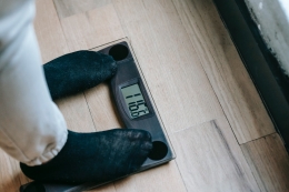 Ilustrasi seseorang yang kelebihan berat badan | Photo by Andres Ayrton from pexels