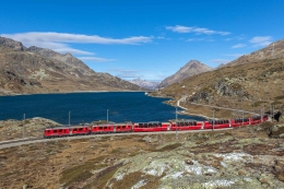 Bernina Express melintas di Lago Bianco- Swiss. Sumber: Kabelleger / David Gubler