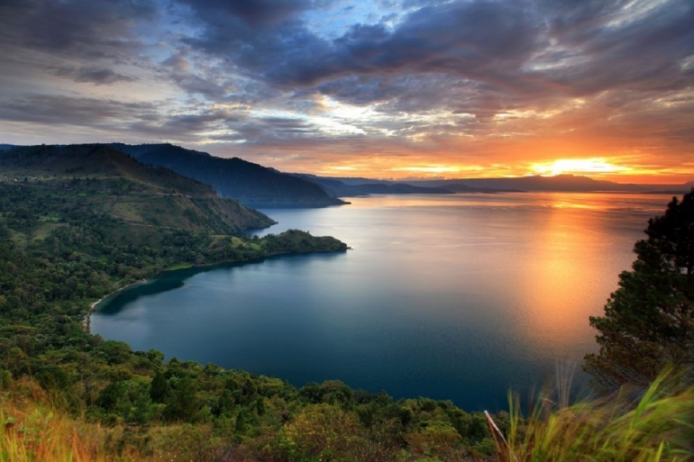 Keindahan Danau Toba pada sore hari. Sumber: Shutterstock/Franshendrik Tambunan/kemenparekraf.go.id