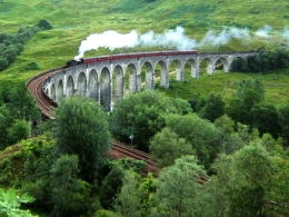 Kereta uap West Highland melintas di Glenfinnan Viaduct- Skotlandia. Sumber: de Benutzer Nicholas17