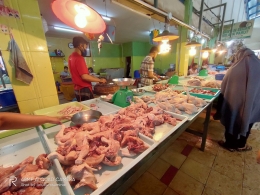 Harga ikan dan daging dijual seragam antara lapak penjual yang satu dengan yang lain. | Dokumentasi Pribadi