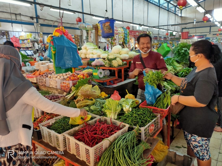 Semua sayuran dan bumbu dapur ditimbang, dijual per kilo, termasuk kangkung dan petai. | Dokumentasi Pribadi