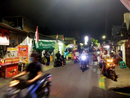 Gambar 1. Situasi Kelurahan Pakis, Kecamatan Sawahan, Surabaya pada malam hari/dokpri