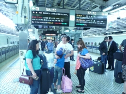 Menunggu kereta api dari  Narita Interrnational  Airport menuju Tokyo (dok pribadi)