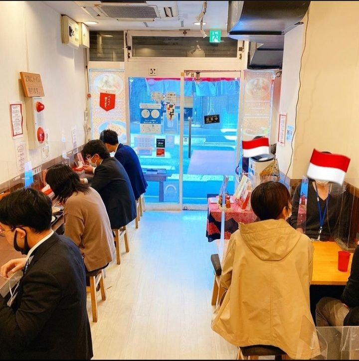 Keadaan dalam kedai soto dengan para pengunjungnya (sumber: instagram sotobetawimiyamoto)