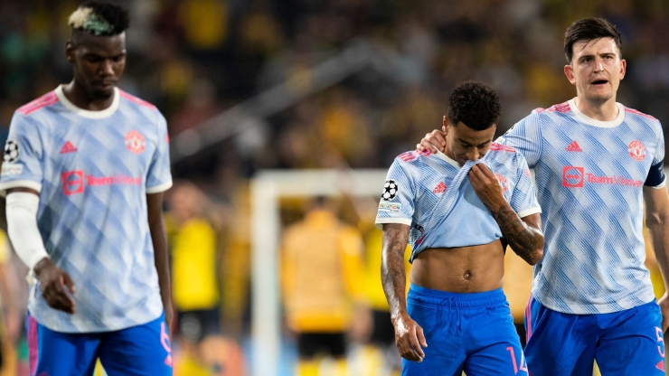 Ekspresi Paul Pogba dkk usai kalah dari Young Boys di Liga Champions. MU kalah 1-2 dari tim asal Swiss tersebut/Foto: Skysports