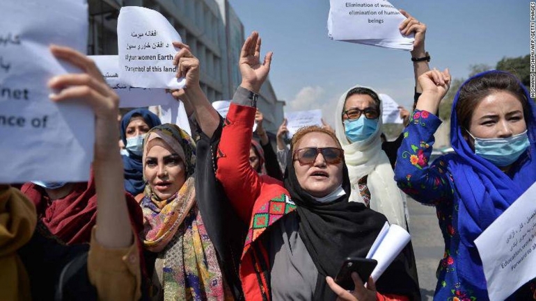 Wanita Afghanistan melakukan aksi protes terhadap Taliban di kota Kabul pada tanggal 3 September. | Sumber: edition.cnn.com AFP/Getty