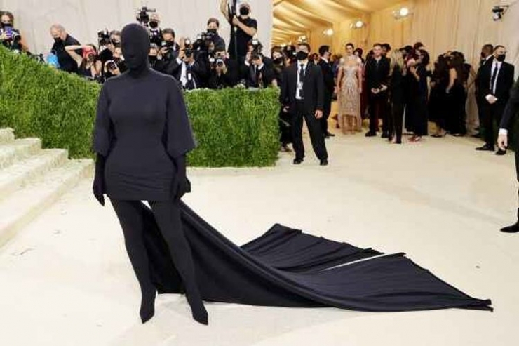 Foto Kim Kardashian berbalut busana (Getty Images/Mike Copolla via Kompas)