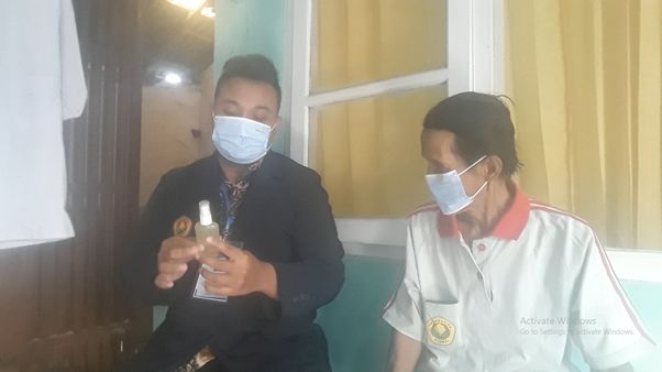 Gambar 3. Sosialisasi handsanitizer alami kepada mitra/dokpri