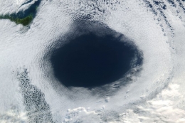 Ilustrasi lubang ozon. Lubang ozon ini terjadi akibat rusaknya lapisan ozon.(SHUTTERSTOCK/Artsiom Petrushenka via Kompas.com 16/9-20)