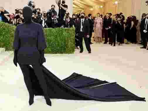 Baju Faceless Kim Kardashian di Met Gala. Foto: Getty Images via cosmopolitan.com