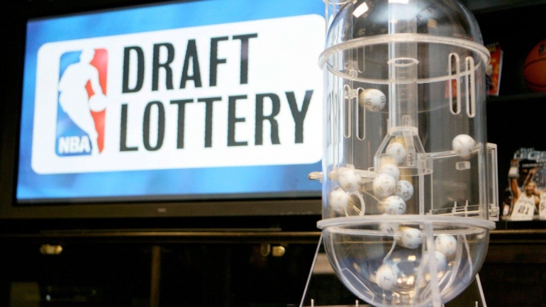 Alat kocokan arisan eh lotere untuk menentukan nomor urut tiap tim dalam draft NBA (franchisesports.co.uk)
