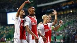 Pemain Ajax Amsterdam merayakan gol ke gawang Sporting Lisbon. (via newsbinding.com)