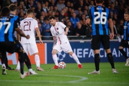 Penyerang PSG Lionel Messi mencoba melewati hadangan pemain Club Brugge di laga perdana Liga Champions. (Foto: Twitter/PSG_English)
