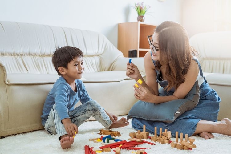Ilustrasi pola asuh orangtua membantu anak untuk bersosialisasi dengan lingkungan. | Sumber: Shutterstock via Kompas.com