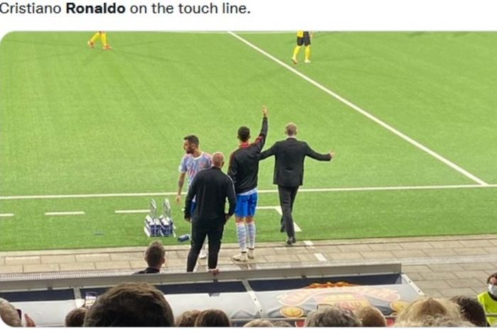 Momen saat Cristiano Ronaldo memberikan instruksi saat laga Young Boys vs Manchester United di Liga Champions 2021-2022. Sumber: bolastylo.com