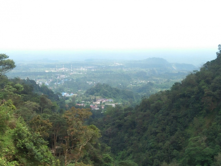 Lembah yang diapit jejeran Pegunungan Taman Nasional Bukit Barisan, tampak dari perbatasan Tanah Karo (Dok. Pribadi)
