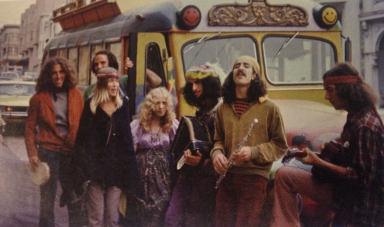 Foto kaum Hippie di tahun 1960-an (Sumber: https://medium.com/california-countercultures) 