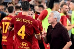 Jose Mourinho, pelatih AS Roma yang menjadi harapan para suporter meraih scudetto Serie A (Foto AFP/Vicenzo Pinto via Kompas.com). 