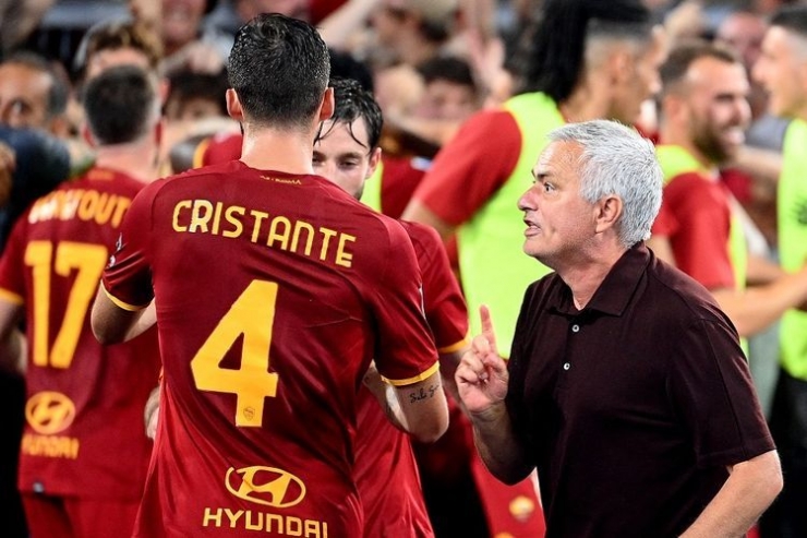 Pelatih AS Roma, Jose Mourinho, saat memberikan instruksi kepada anak-anak asuhnya.(AFP/VINCENZO PINTO dipublikasikan kompas.com)
