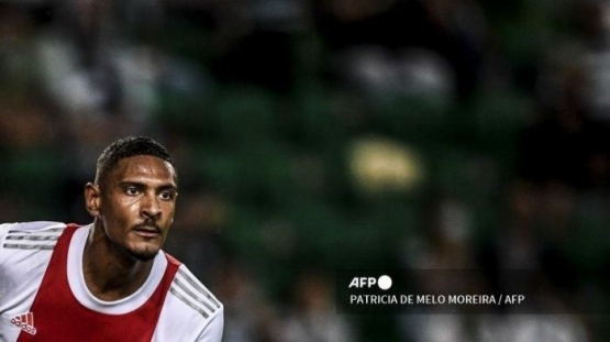 Sebastien Haller cetak empat gol ke gawang Sporting CP. Sumber: AFP/Patricia De Melo Moreira/via Tribunnews.com