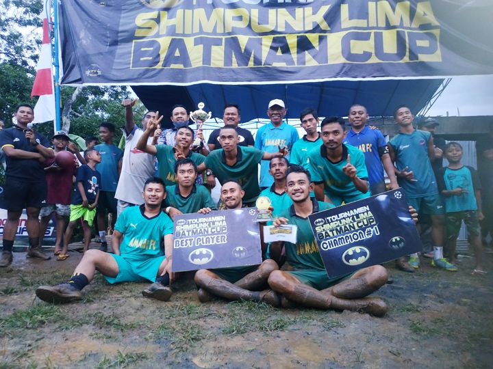 Pose bersama pemain Ammar Fc seusai menerima hadiah