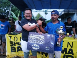 Pelatih Aqilah Fc Sofyan Naraha menerima trofi dan bonus juara 