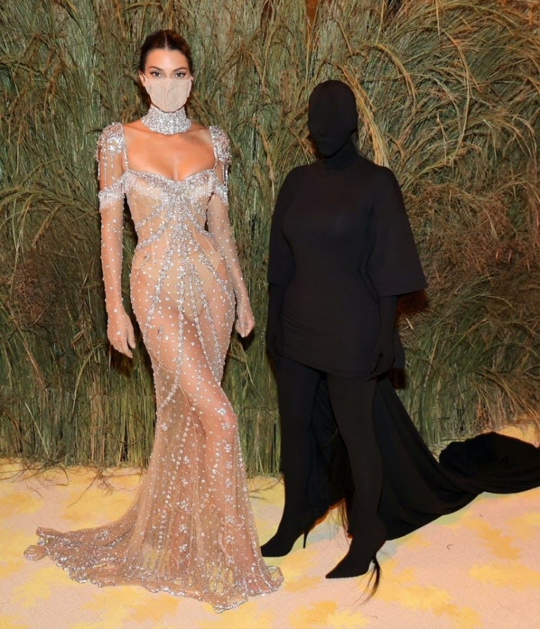 Kendall Jenner dan Kim Kadarshian|Sumber gambar : wmagazine