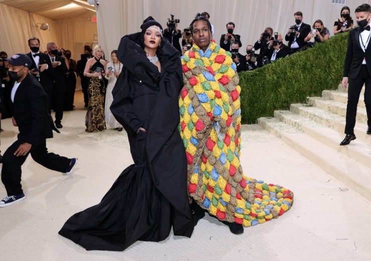 Rihanna dan ASP Rocky yamg memakai pakaian mirip selimut di Met Gala 2021. | Getty Images/ Vogue.com