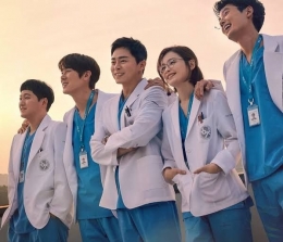 Lima tokoh dalam drama Hospital Playlist 2. Gambar: dok.Netflix via herworld.co.id